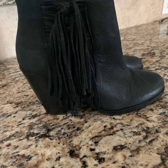 Vince Camuto Fringe Harllin Size 6 - Picture 1 of 9